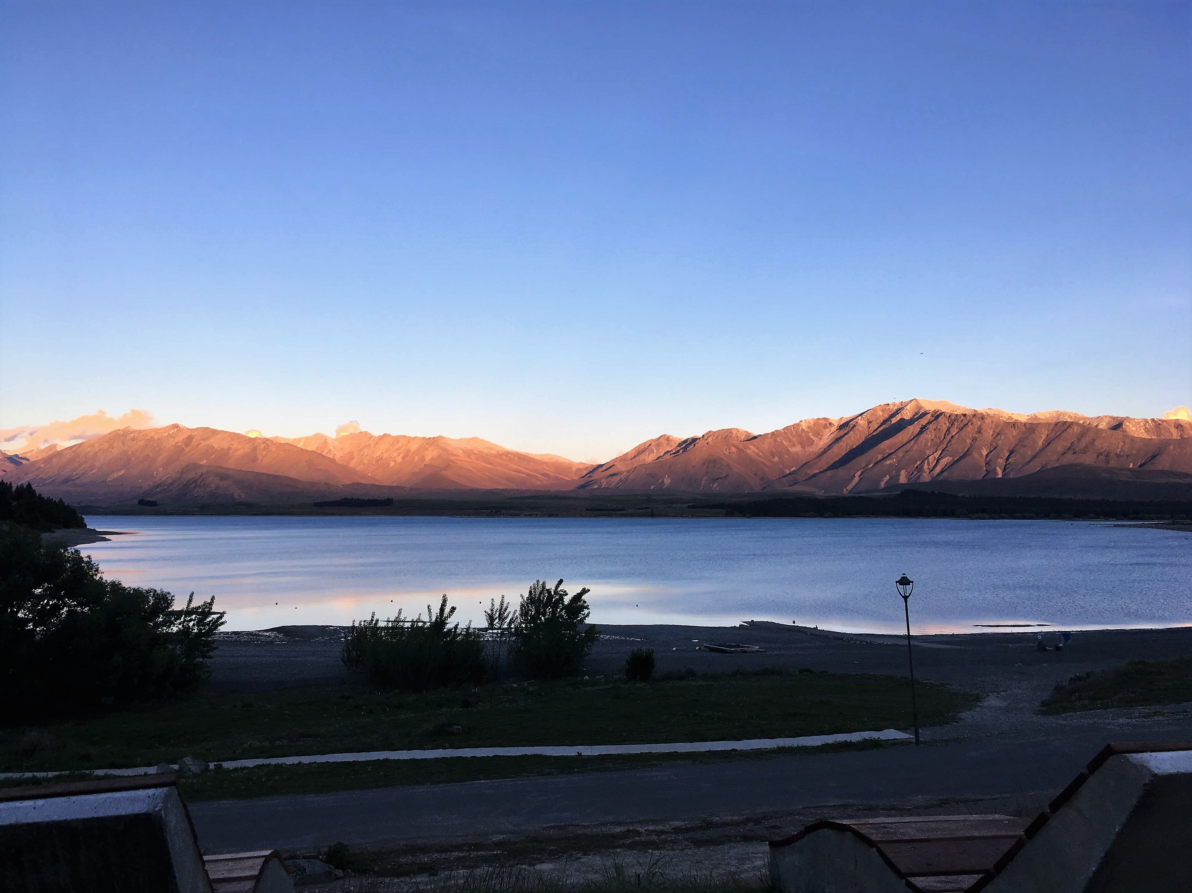 夕焼けに照らされて赤く染まる山